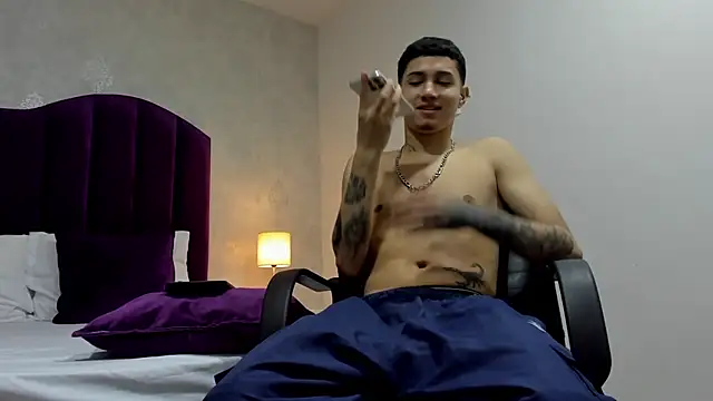 Snapshot of JoshBeech chatting on February 19, 12:34 pm JoshBeech online show from February 19, 12:34 pm