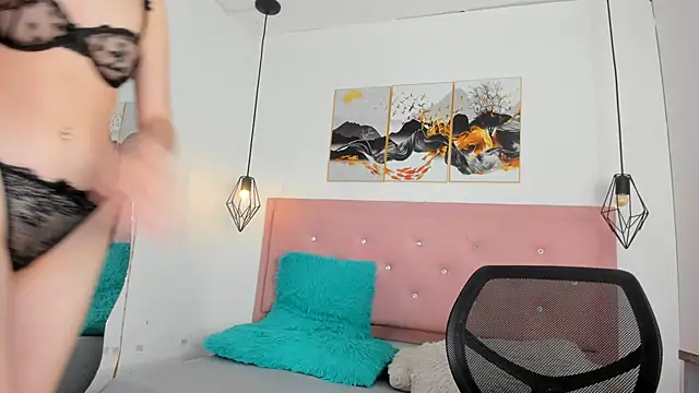 Snapshot of kiara__white1 chatting on February 18, 10:06 pm kiara white1 online show from February 18, 10:06 pm