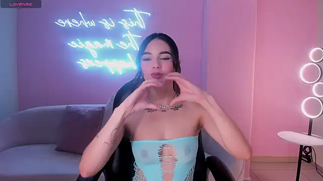 Snapshot of CarolineEvans_x chatting on February 23, 6:11 am CarolineEvans x online show from February 23, 6:11 am