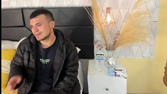 Snapshot of AronGarcia chatting on February 28, 12:06 pm AronGarcia online show from February 28, 12:06 pm