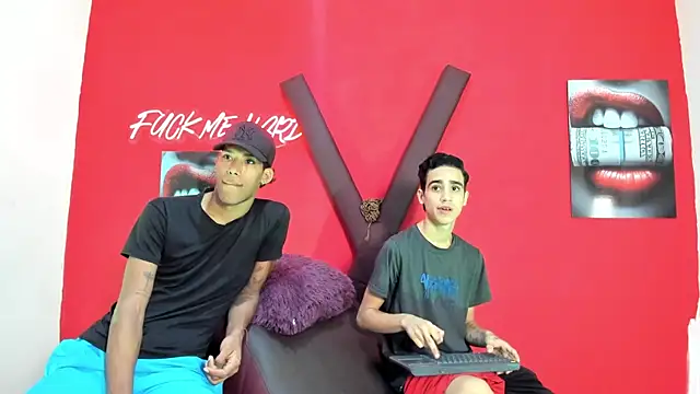 Snapshot of GREEN_BOYS chatting on February 24, 7:28 am GREEN BOYS online show from February 24, 7:28 am