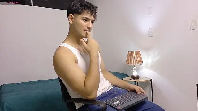 Snapshot of Kael_Switch chatting on February 24, 1:25 am Kael Switch online show from February 24, 1:25 am