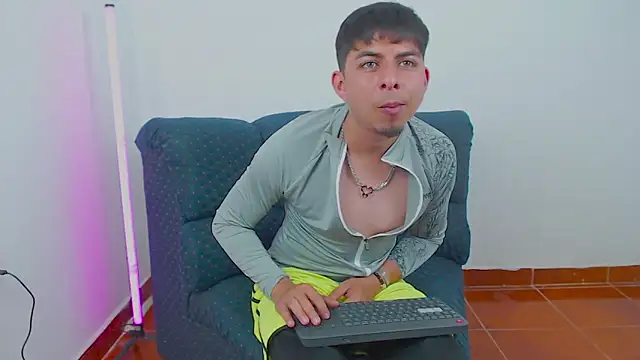 Snapshot of polloCol4U chatting on April 1, 4:13 am polloCol4U online show from April 1, 4:13 am