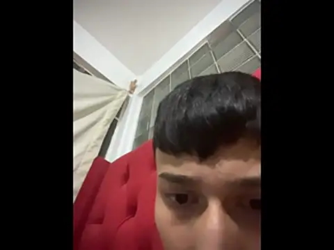 Snapshot of glopetitooo chatting on February 18, 10:33 am glopetitooo online show from February 18, 10:33 am