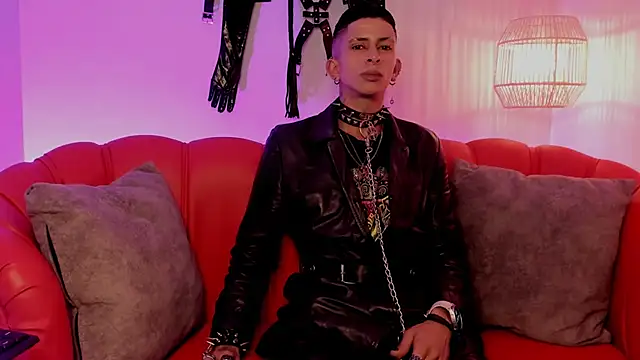 Maximoking26 online show from April 7, 1:33 pm