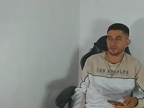 Snapshot of _Grasshopper chatting on February 20, 1:35 am Grasshopper online show from February 20, 1:35 am