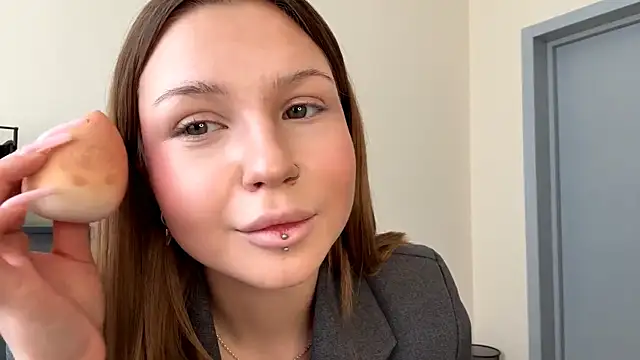 Snapshot of PledHoly chatting on February 20, 9:00 am PledHoly online show from February 20, 9:00 am