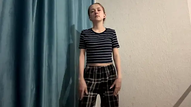 Snapshot of StaticBliss chatting on February 25, 1:26 am StaticBliss online show from February 25, 1:26 am