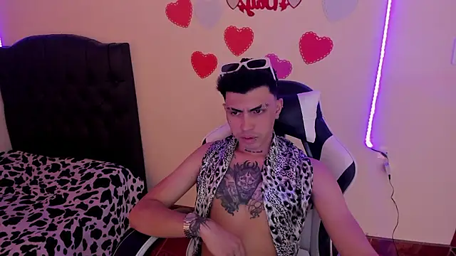 Snapshot of Dark_Hunder chatting on February 23, 10:07 pm Dark Hunder online show from February 23, 10:07 pm