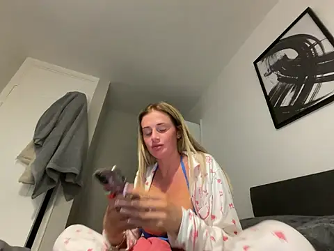 Snapshot of jadey19x chatting on February 19, 6:59 pm jadey19x online show from February 19, 6:59 pm