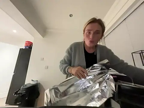 Snapshot of jadey19x chatting on March 6, 7:43 pm jadey19x online show from March 6, 7:43 pm