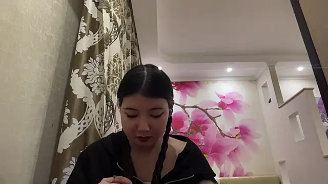 Snapshot of MaeRaads chatting on February 17, 6:47 pm MaeRaads online show from February 17, 6:47 pm