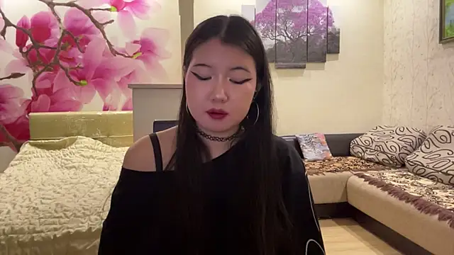 MaeRaads online show from April 17, 6:22 pm