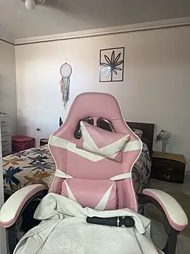 Snapshot of Kiarhatrixie1 chatting on February 27, 5:46 pm Kiarhatrixie1 online show from February 27, 5:46 pm