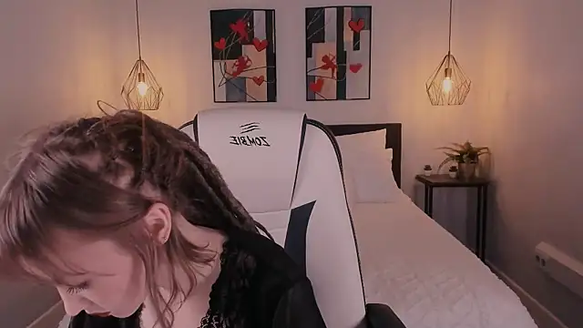 tsunamy pink online show from March 10, 1:05 pm