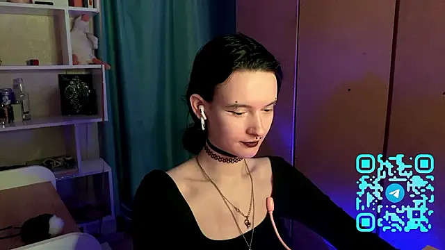 MabelDefina online show from March 28, 1:00 pm