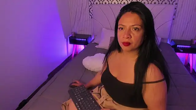 Snapshot of Renatta_Milly chatting on February 18, 3:24 am Renatta Milly online show from February 18, 3:24 am