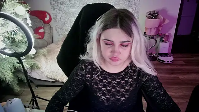 Snapshot of SlankyMic chatting on February 25, 7:12 pm SlankyMic online show from February 25, 7:12 pm