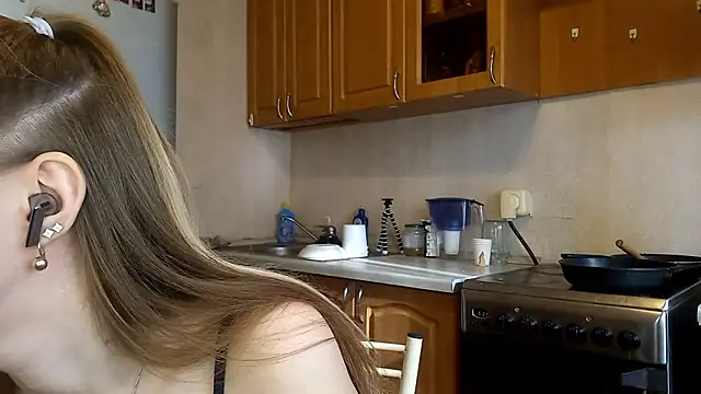 Snapshot of VictoriaDeese chatting on February 18, 8:32 am VictoriaDeese online show from February 18, 8:32 am