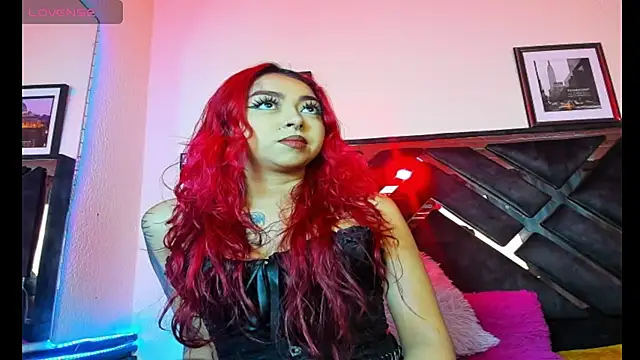 Snapshot of poyson_ivy chatting on February 18, 9:44 pm poyson ivy online show from February 18, 9:44 pm