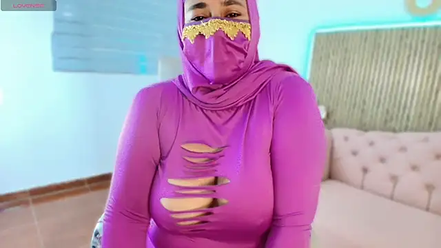 Snapshot of Nadia_Privee chatting on February 20, 5:13 pm Nadia Privee online show from February 20, 5:13 pm