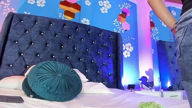 Snapshot of laurasmith_ chatting on May 2, 12:32 pm laurasmith online show from May 2, 12:32 pm