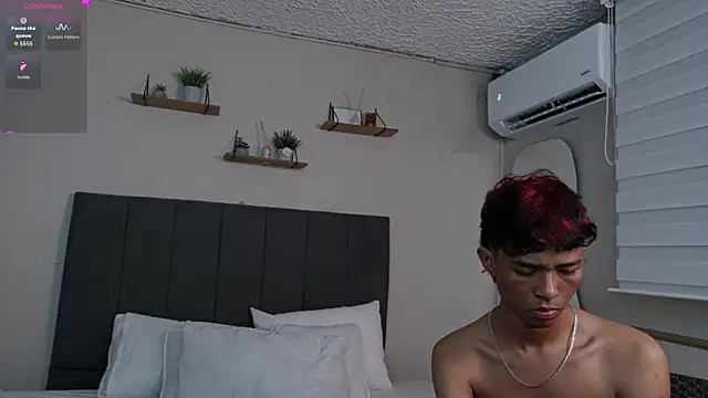 Snapshot of Little_Twink19x chatting on February 21, 6:53 pm Little Twink19x online show from February 21, 6:53 pm