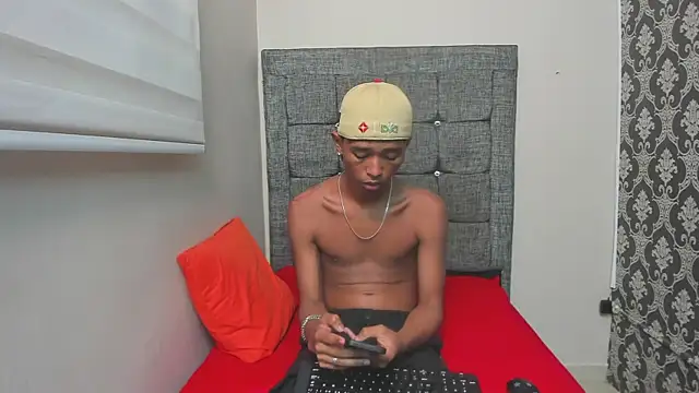 Snapshot of Little_Twink19x chatting on February 28, 12:00 am Little Twink19x online show from February 28, 12:00 am