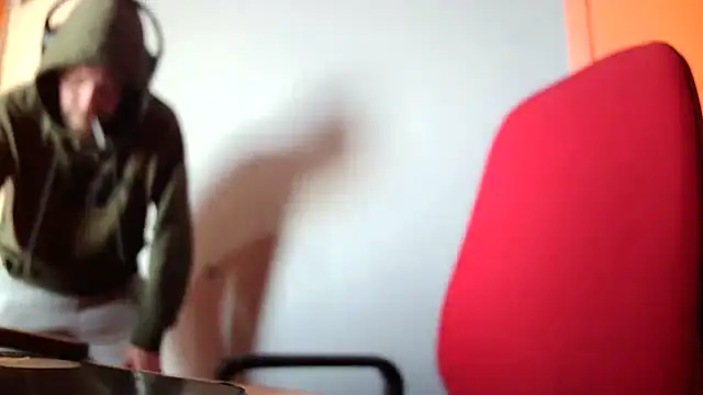 Snapshot of truble78 chatting on March 4, 9:15 am truble78 online show from March 4, 9:15 am