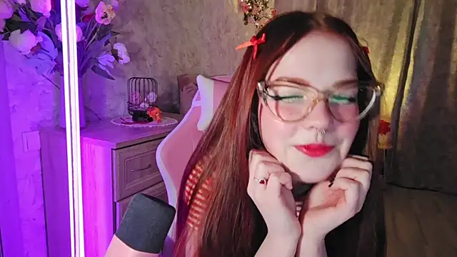 EllaHughess online show from March 8, 10:24 pm