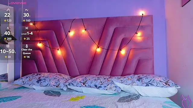 naughtyyindiann online show from April 18, 2:59 am