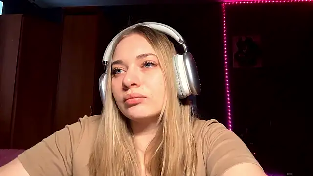 Snapshot of Millavajaina chatting on February 20, 2:17 pm Millavajaina online show from February 20, 2:17 pm