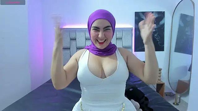 Snapshot of Malika_Noor chatting on July 17, 3:18 pm Malika Noor online show from July 17, 3:18 pm