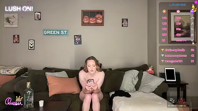Snapshot of greenxxxqueen chatting on April 26, 4:32 am greenxxxqueen online show from April 26, 4:32 am