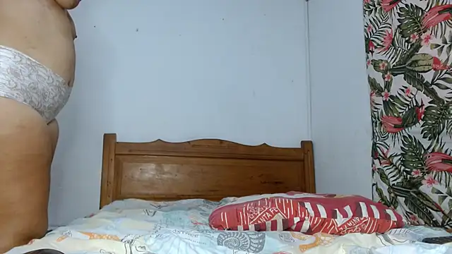 Snapshot of smallvioleta69 chatting on February 25, 6:17 pm smallvioleta69 online show from February 25, 6:17 pm