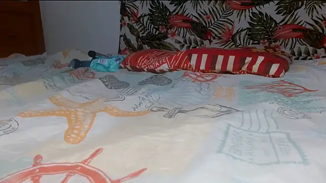 Snapshot of smallvioleta69 chatting on April 6, 6:53 pm smallvioleta69 online show from April 6, 6:53 pm