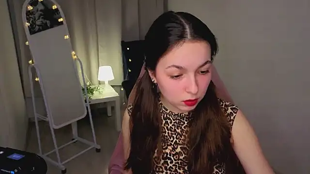 Snapshot of BellaThery chatting on March 1, 5:09 am BellaThery online show from March 1, 5:09 am