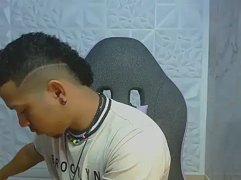 Snapshot of dylans_brown chatting on February 25, 1:21 pm dylans brown online show from February 25, 1:21 pm