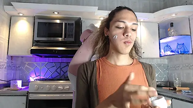 Snapshot of CrisOzzz chatting on March 18, 5:38 pm CrisOzzz online show from March 18, 5:38 pm