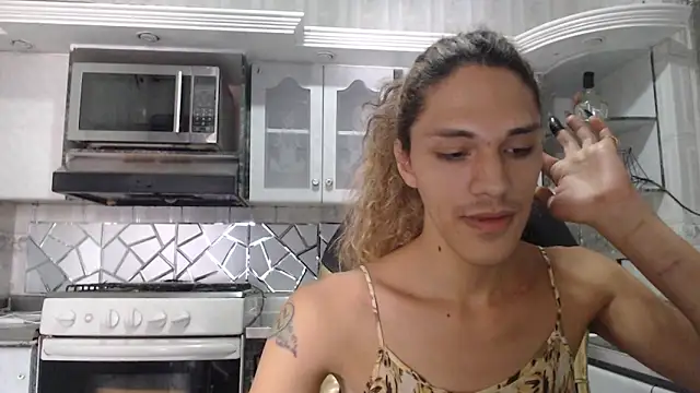 Snapshot of CrisOzzz chatting on April 4, 6:38 pm CrisOzzz online show from April 4, 6:38 pm