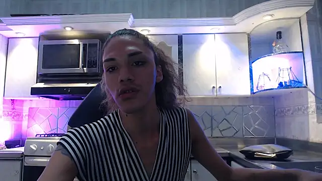 Snapshot of CrisOzzz chatting on April 10, 5:28 pm CrisOzzz online show from April 10, 5:28 pm