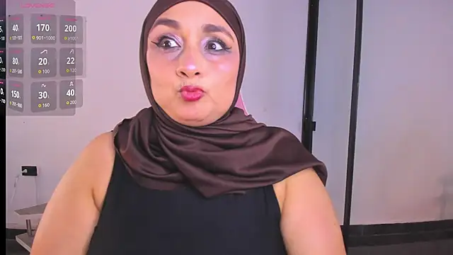 Snapshot of HijabiMilff chatting on June 26, 5:39 pm HijabiMilff online show from June 26, 5:39 pm