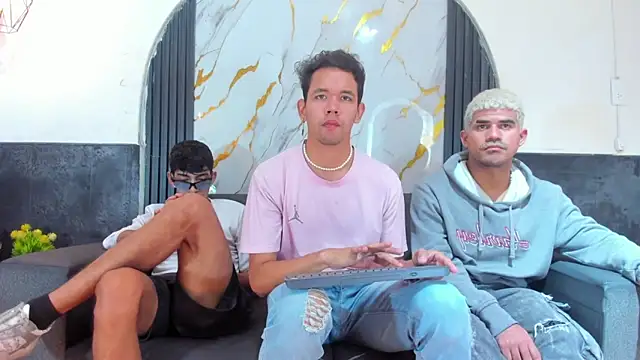 Snapshot of Latins_on_fire chatting on February 25, 8:07 pm Latins on fire online show from February 25, 8:07 pm