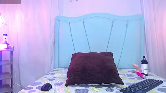Snapshot of alma_ebony chatting on August 7, 12:34 am alma ebony online show from August 7, 12:34 am