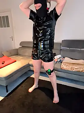 Snapshot of Latex_GamerGuy chatting on February 21, 12:28 pm Latex GamerGuy online show from February 21, 12:28 pm