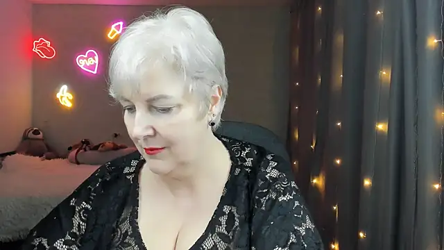 Mary-Leee online show from April 15, 6:26 pm