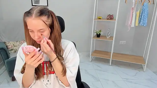 Nina Crown online show from March 25, 10:32 am