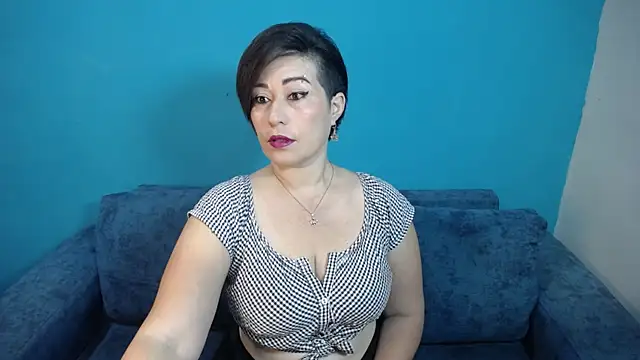 Snapshot of CurvyHot_Gaby chatting on February 24, 8:34 am CurvyHot Gaby online show from February 24, 8:34 am