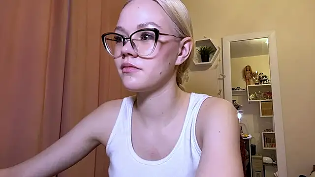 MiaCashe online show from March 21, 1:58 pm