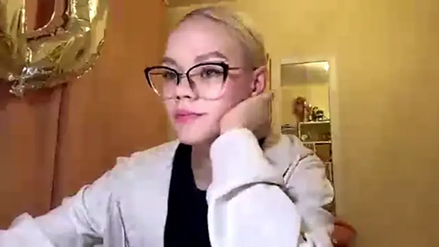 MiaCashe online show from April 9, 2:55 pm